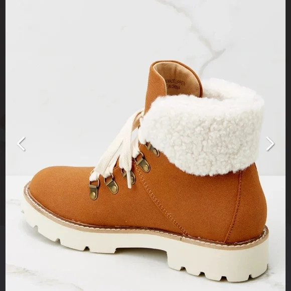 NIB Cognac Sherling trim lug lace up boot - Picture 5 of 12